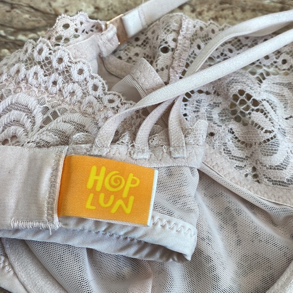 3/$15. Gorgeous little lace bra-let made by hop Lun in size 32C - Picture 3 of 8